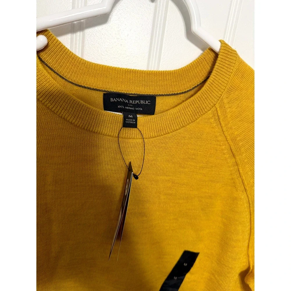Banana Republic Sweater Mens Medium Mustard Yellow 100% Merino Wool Raglan Crew